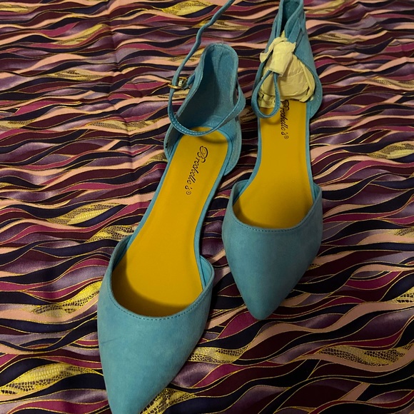 Powder blue pointed flats with ankle strap. - Picture 2 of 2